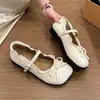 Sapatos pequenos de couro com fivela estilo francês design 2026 sola macia novos sapatos de primavera e outono de tira única sapatos Mary Jane femininos laço