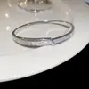 Pulseira Aberta Coração Zircônia Super Brilhante Banhada a Ouro Real 18K Pulseira Versátil Europeia e Americana Joias de Luxo Leve de Alta Qualidade para Mulheres