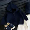 Ropa infantil coreana 2026 colección de otoño nueva: suéter lindo con capucha color azul marino dopamina, top de punto y pantalones rectos