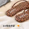 Chanclas de moda con estampado de leopardo para mujer, nuevas sandalias de dedo planas antideslizantes para la playa, casuales de verano