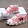 Zapatos Infantiles para Exportación, Cómodos Zapatos de Lona con Oso para Niños, Modernos Zapatos Blancos para Estudiantes, Tenis de Velcro para Niños y Niñas al por Mayor