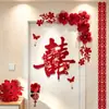 Nueva decoración de habitación de bodas estilo chino, con caracteres auspiciosos, decoraciones festivas para puertas, borlas y arreglos florales, creando un telón de fondo pintoresco para las fotos de boda.