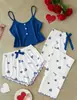 Nuevo producto transfronterizo 2026: Conjunto de loungewear para mujer con estampado de corazones y bloques de color, con una camisola, adecuado para usar como ropa exterior, directamente de fábrica