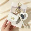 Nueva funda de espejo para auriculares de color sólido en forma de corazón, mini monedero simple, llavero portátil, accesorio de bolso de alta gama