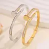 Nuevo Estilo Personalizado Estilo Coreano Tarjeta Hogar Uña Pulsera Completa de Circonio Baño Lujo Ligero Bolso de Gama Alta Pulsera de Acero Inoxidable Versátil