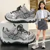 Novos tênis dad retrô estilo coreano 2026, sapatos casuais respiráveis de malha para atividades ao ar livre para meninas, e tênis de corrida da moda para meninos