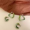 Pendientes Geométricos Verdes con Esmalte Floral Estilo Primavera y Verano 2025 Pendientes de Estilo Fresco Sentido de Diseño Simple Hebilla de Oreja