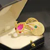 Broche Designer de Alta Qualidade Cauda de Peixe Concha Amarela Natural com Incrustação de Pedra Oca, Broche Tridimensional de Carpa, Acessório de Peixe Dourado Pérola