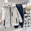 Jaqueta com Forro de Fleece para Meninos Estilo Outono e Inverno Casaco de Inverno com Capuz Infantil 2026 Nova Jaqueta Grossa de Inverno para Meninos
