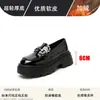 Zapatos de cuero de suela gruesa de tamaño pequeño para mujer, mocasines slip-on de estilo británico, altura oculta, hebilla de caballo popular en línea, negros, sencillos