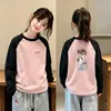 Camiseta térmica de manga larga con estampado de dibujos animados para niños, cálida y cómoda, top casual versátil para niñas, adecuado para otoño e invierno