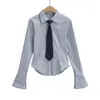 Nueva camisa de otoño a rayas texturizada estilo americano de manga larga para mujer, top ajustado con cuello para un look elegante para chicas universitarias