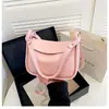 2026 Nueva Bolsa de Axila con Patrón de Lichi para Mujer, Bolso Cuadrado Pequeño Simple con Solapa, Bolso Cruzado Pequeño Versátil Casual Estilo Coreano