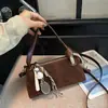Bolsa feminina de nicho de grande capacidade, nova bolsa transversal estilosa vintage de verão 2026, bolsa de mão para escritório, bolsa com alça de ombro acolchoada