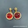 El nuevo conjunto de tres piezas de personalidad con incrustaciones de rosa de flor de pera en estilo nacional antiguo con forma de flor, traje de nicho, suministro de fábrica, venta al por mayor