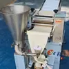 A máquina de fazer bolinhos semiautomática pode personalizar o formato e o tamanho dos bolinhos, máquina de bolinhos de curry, máquina de bolinhos triangulares torcidos
