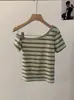 Camiseta Corta Ajustada de Rayas Bloque de Color Hombros Descubiertos Cuello Inclinado Omalai Estilo Puro Deseo Verano 2026 Top 6181