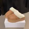 Botas de nieve blancas de suela gruesa que aumentan la altura, pantuflas de algodón para usar al aire libre, nuevo estilo de invierno 2026 para mujer, forradas de felpa, punta cerrada, diseño de pantufla a media altura esponjosa