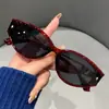 Gafas de sol con un toque de Lujo Ligero y Alta Gama, Montura Ojo de Gato, Color Borgoña Vibrante, Gafas de Sol de Moda para Mujer para Viajes y Protección Solar