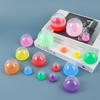Gashapon de fundo plano, boneca de comida japonesa, brinquedo de enchimento, exibição de caixa surpresa de anime, embalagem de fundo plano colorido