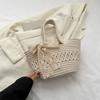 Bolso de mano de bufanda de seda simple de moda popular de este año 2024 primavera y verano nuevo bolso de hombro tejido cesta de verduras bolso de mujer