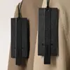Etiquetas de marca de tendencia de cartón negro brillante de alta gama personalizadas, personalización universal de etiquetas para ropa de hombre y mujer de alta gama de marca de diseñador