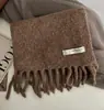 Venta de liquidación de bufandas con 40% de descuento en un puesto, bufandas largas y cortas de hilo de felpa tejido cálido para otoño e invierno en oferta