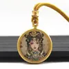 Colar Pingente Thangka Redondo Dourado Pintado à Mão Zodíaco Santo Padroeiro Deus Amarelo da Riqueza Tara Verde Thangka Venda por Atacado