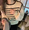 Suéter Tejido a Rayas con Costuras de Gasa Falso Dos Piezas para Mujer Diseño de Otoño e Invierno Camisa Base Interior Top de Manga Abullonada