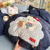 Juego de ropa de cama de cuatro piezas bordado de algodón nube de grado A genuino, funda de edredón de algodón puro, sábana, juego de tres piezas de dibujos animados para dormitorio de estudiante