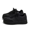 Populares zapatillas negras cómodas para mujer, nuevo lanzamiento de otoño temprano 2026, zapatillas deportivas ligeras, zapatos casuales negros versátiles de nicho