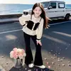 Conjunto estilo Chanel para niña para primavera y otoño 2026, nueva ropa de primavera para niños, conjunto de dos piezas de blusa de encaje y pantalones acampanados para niña, moderno