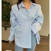 Enviado. Camisa elegante e da moda de corte solto para mulheres, nova coleção de outono, estilo casual e relaxado, tendência 20000