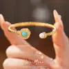 Pulsera abierta de perla redonda con circonita chapada en oro real de 18k, elegante estilo vintage, joyería de nicho de lujo ligero al por mayor