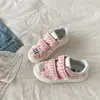 Zapatillas de velcro de moda y únicas con estampado de grafiti para mujer, nueva colección otoño 2026, zapatillas de lona súper populares, garantizado que no son una réplica