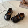 Sapatos de Couro da Moda com Laço e Solado Macio para Meninas 2026 Novos Sapatos de Princesa Estilosos para Primavera e Outono para Meninas Pequenas para Apresentações