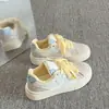 Zapatillas de estudiante con estrellas para mujer 2026 nuevas primavera/verano suela gruesa ligeras blancas zapatos ins de moda nicho casuales