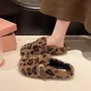 Pantuflas de pelo de moda para mujer con hebilla de cinturón, nuevo modelo de invierno 2026, cómodas y elegantes, de algodón, cerradas en la punta, para usar en exteriores