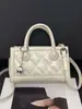 Bolso de mano versátil estilo Chanel de charol, nuevo para otoño 2026, de alta gama, pequeño cuadrado para llevar al hombro o cruzado