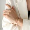 Versão coreana de design geométrico de zircônia cúbica preta de Dongdaemun, pulseira de mola de avião de personalidade aberta em aço titânio, vento neutro para homens e mulheres