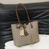 2025 Nueva Bolsa de Hombro para Viajes de Gran Capacidad Bufanda de Seda para Presbicia Bolso Tote de Hombro Portátil Tendencia al por Mayor Transfronterizo Comercio Exterior