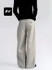 Con un rico pantalón de traje casual retro americano para hombres y mujeres, estilo old money, botón inclinado, sentido del diseño, holgado, caída, pantalón de pierna ancha a rayas