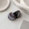 Pinza para el pelo linda con pompón de otoño e invierno para mujer, modelo nuevo de alta gama 2026, pinza pequeña para el pelo para la parte trasera de la cabeza, accesorio para el pelo tipo pinza de tiburón para recogido a medias