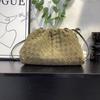 Bolsa Nuvem Camurça Fosca Retrô Boca Dourada Bolsa Tecida à Mão 2025 Nova Bolsa de Mão Pregueada Formato Dumpling