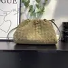 Bolsa Nuvem Camurça Fosca Retrô Boca Dourada Bolsa Tecida à Mão 2025 Nova Bolsa de Mão Pregueada Formato Dumpling