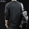 Camiseta sencilla y casual de manga larga para hombre, nuevo estilo otoño 2026, corte holgado, talla grande, cuello redondo, gris oscuro, con bolsillos