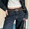Cinto de Camurça Vermelha Outono/Inverno 2026 para Mulheres Sensação de Alto Padrão Fivela Quadrada de Metal Cinto de Couro com Jeans Tendência
