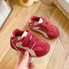 Zapatillas deportivas para niños 2026 nuevas zapatillas de correr con estampado de leopardo zapatos para niñas suela blanda con velcro zapatillas de entrenamiento retro para niños estilo alemán