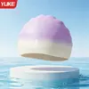 Gorro de Natación de Silicona con Nuevo Degradado de Yuke, Ampliado y que No Aprieta, Gorro de Natación Impermeable de Alta Elasticidad para Proteger los Oídos para Niños con Cabello Largo