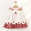 Vestido de Verão Estiloso Estilo Pastoral Fino Bordado de Morango para Meninas com Patchwork Xadrez e Alça Floral para Crianças